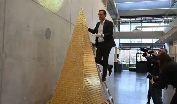 The most expensive Christmas tree in the world is made of pure gold (4 photos)