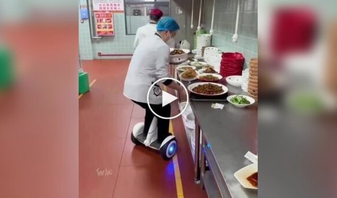 В Китайском ресторане официанты передвигаются между столиками не пешком, а на гироскутерах
