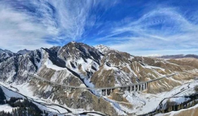 В Китае открыли самый длинный в мире автодорожный тоннель (3 фото)