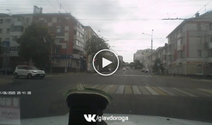 Honda Civic и полицейская патрульная Skoda столкнулись в Белгороде (мат)