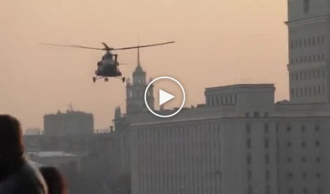 Приземление вертолета в центре Москвы