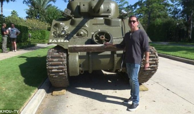 Американец купил танк за 600 тысяч долларов и взбесил соседей (2 фото + 1 видео)