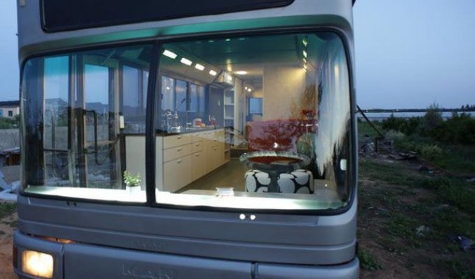 Автобус со свалки превратился в изысканный дом (21 фото)