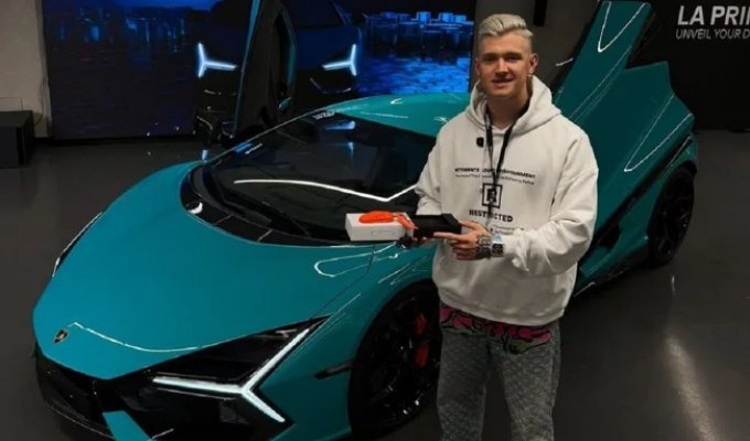 Александр Слобоженко приобрел уникальный гиперкар Lamborghini Revuelto за $1 миллион (8 фото)