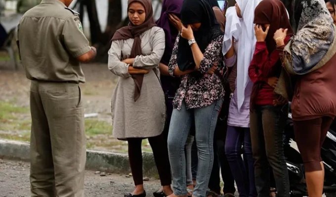 Official Job as a Hugger in Indonesia (5 photos)