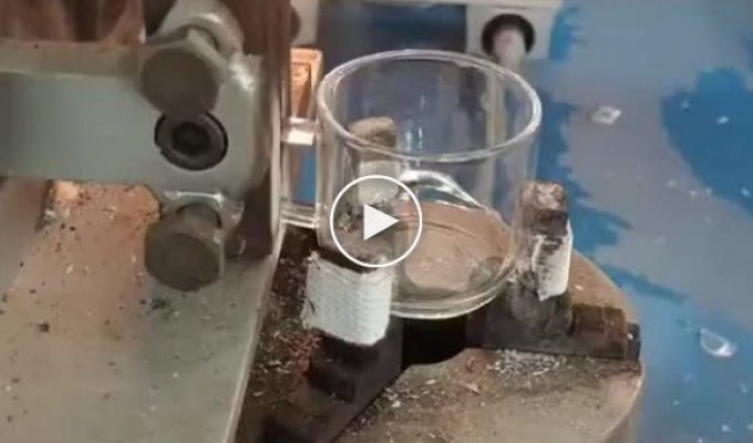 How a glass mug gets a handle to hold it