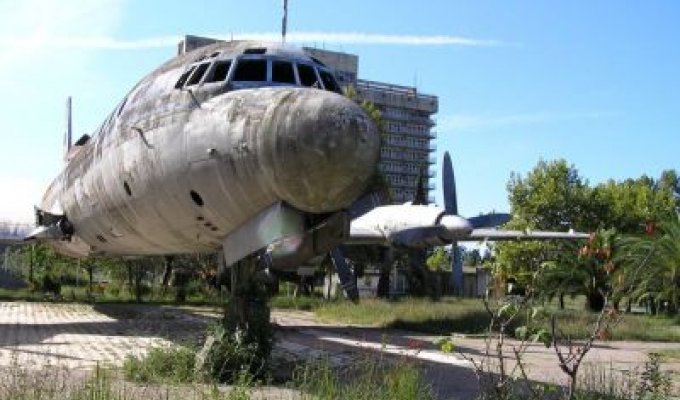 Заброшенный самолет в Абхазии (24 фотографии)