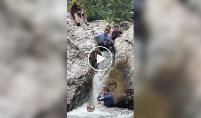 Мужчины спасли мальчика, застрявшего между огромными валунами в бурной реке