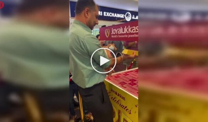 In Dubai, a Man Managed to Extract a Gold Bar from a Transparent Cube