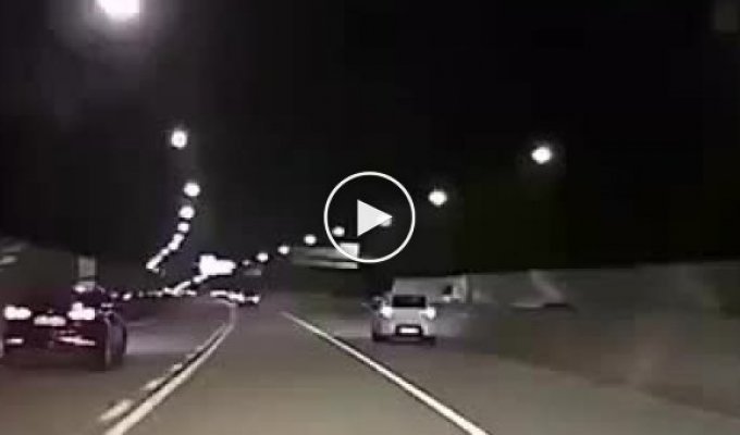 Автомобили закружились в рискованном «танце» и попали на видео в КНР