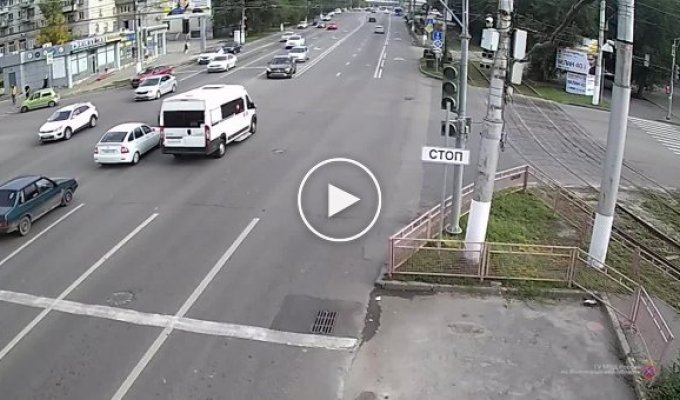Столкновение Mercedes и такси в центре Волгограда