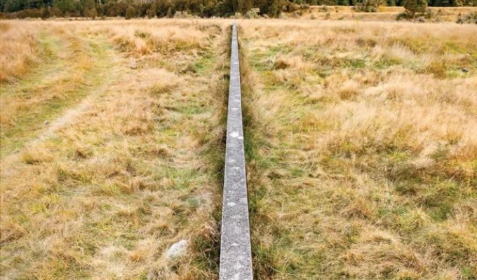 Why a Wall Was Built Across a Fault Line (2 photos)