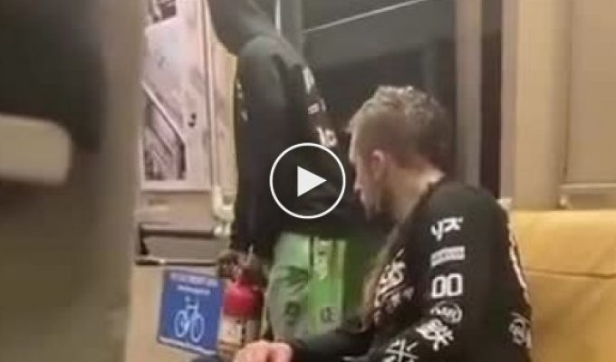 Странный парень с огнетушителем в метро Нью-Йорка