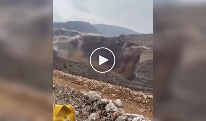 A large-scale rock collapse occurred at a gold mine in Turkey