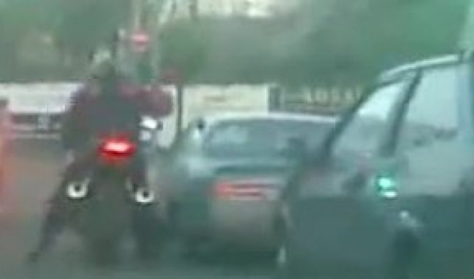 Мотоциклисты наказывают водителя
