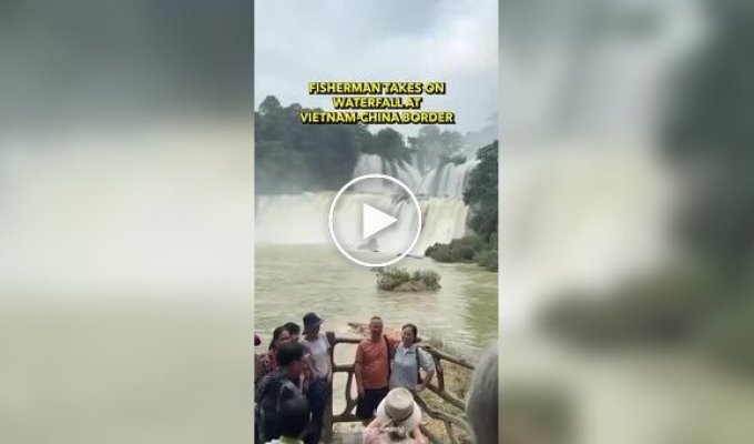 Чоловік ловив рибу у водоспаді