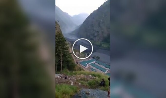 В Непале паводок смыл здания на берегу реки