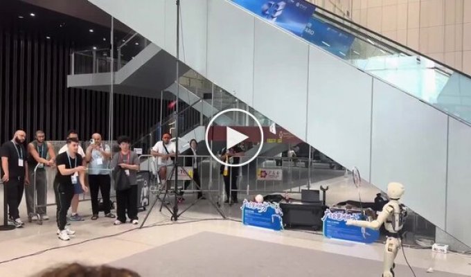 Робот для бадмінтона вирубався після удару воланчиком