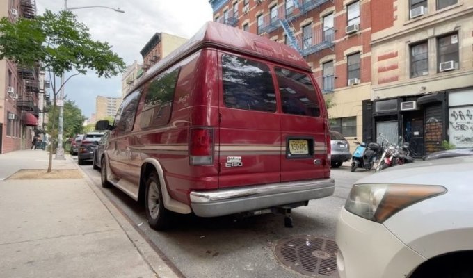 На Манхэттене конфискованы фургоны, используемые в качестве нелегальных ночлежек (4 фото + 1 видео)