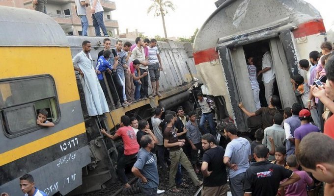 Крушения скорого пассажирского поезда в Египте (5 фото)