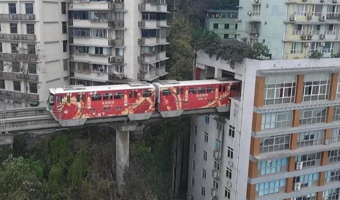 В Китае поезд проезжает прямо через жилой дом (6 фото)
