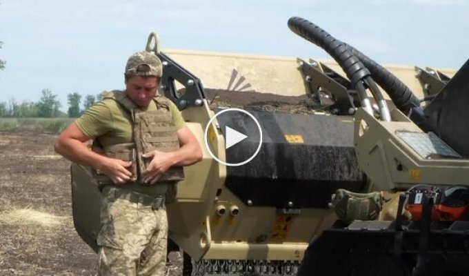 Саперы с помощью машины механизированного разминирования очищают фермерское поле на деоккупированных территориях