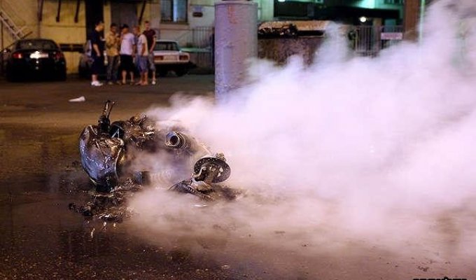 Столкнулись 2 мотоцикла в Москве (10 фото)