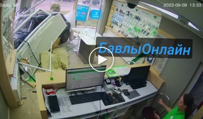У Татарстані пенсіонер на «Жигулях» врізався в салон стільникового зв'язку