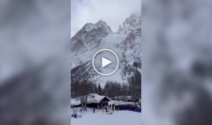 Лавина накрыла лыжников в Италии