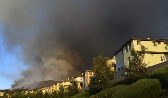 Калифорнийские пожары заставили тысячи людей эвакуироваться (22 фото)