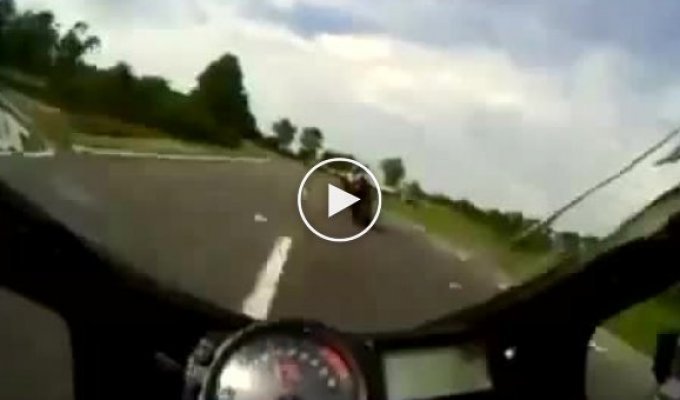 Авария мотоциклиста на большой скорости