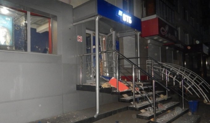 Грабитель взорвал банкомат ВТБ в Бийске (4 фото + видео)