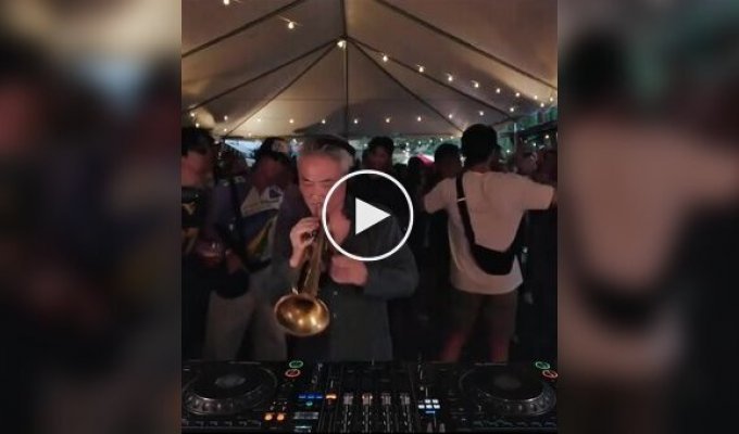 Музыкант в Нью-Йорке совмещает диджей-сеты и игру на трубе