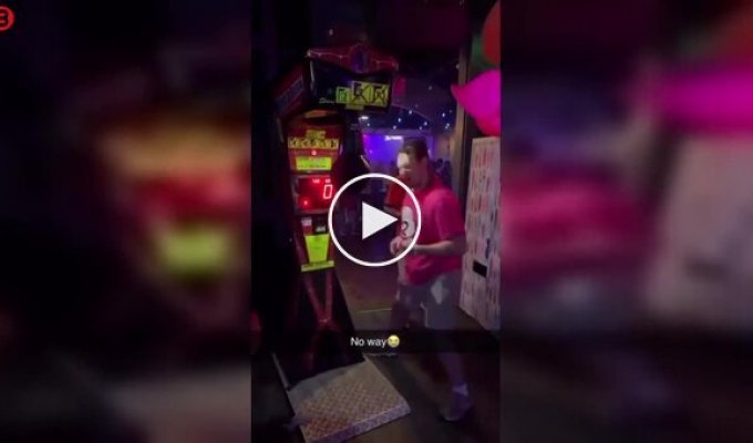 Смелый удар: попытка вбить по боксерской груше «нерабочей» левой