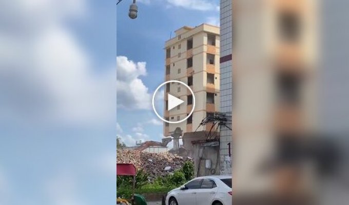 Здание рухнуло на экскаватор во время сноса