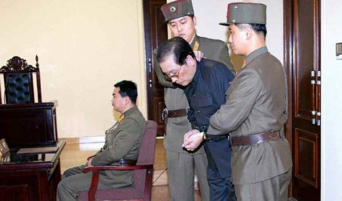 Ким Чен Ын расстрелял дядю из пулемета (10 фото)