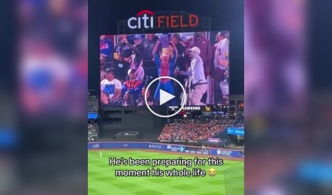 Он готовился к этому всю свою жизнь: Человек-паук на стадионе