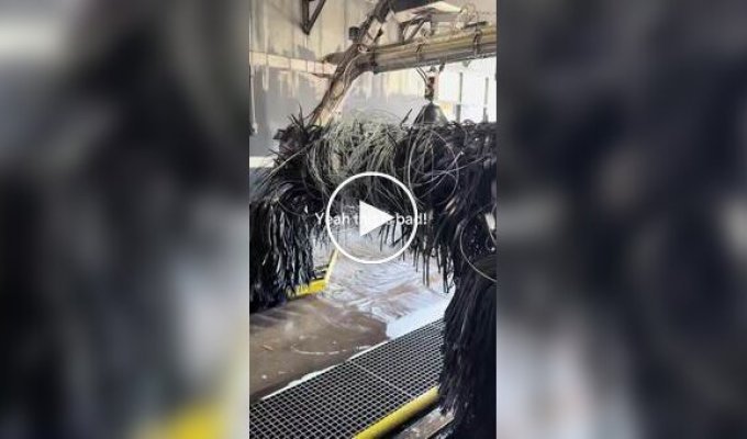 Мужчина с рулоном проволоки парализовал автомойку