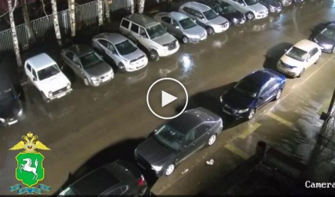 В Томске мужчина пробежался про припаркованным иномаркам