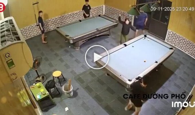 Семейная дисциплина по-вьетнамски: жена силой забрала мужа из бильярдной