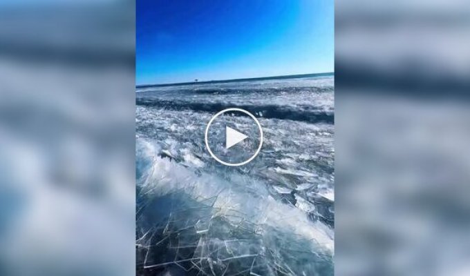 В Китае на озере Хулун нашли необычное природное явление – ледяные волны