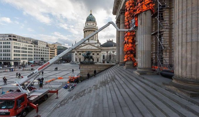 Колонны Берлинского драматического театра покрыли 14 000 спасательных жилетов (8 фото)