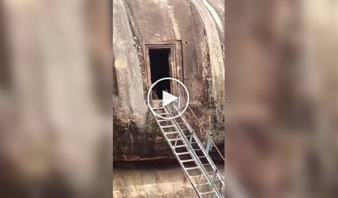 India. A stone door fell off at a height of 11 m in a cliff, which no one suspected, opening a small room