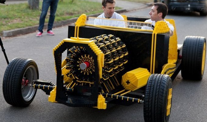 Предприниматель и гений-самоучка создали автомобиль из Lego (5 фото)