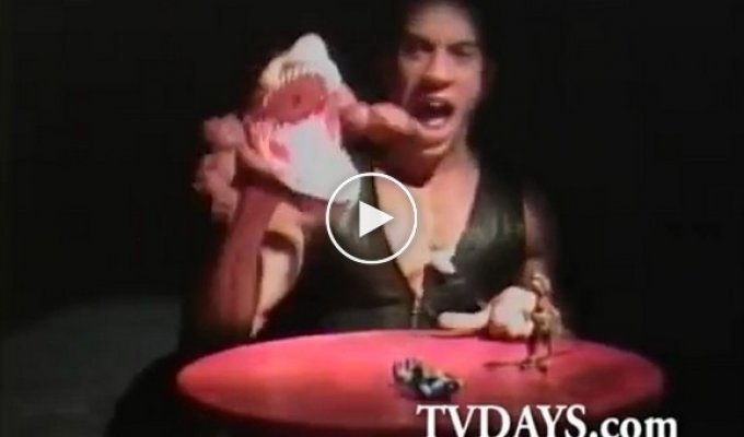 Молодой Вин Дизель в 1994 году рекламирует игрушечных акул на ярмарке игрушек