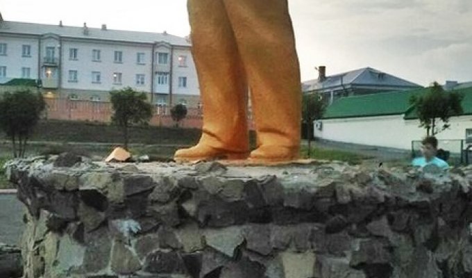В Кемеровской области выпивший мужчина сломал памятник Ленину в попытке сделать селфи (3 фото)