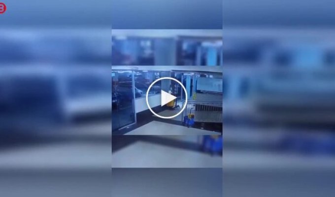 Пряма дорога в ТЦ: автоледі в Парагваї в'їхала на ескалатор