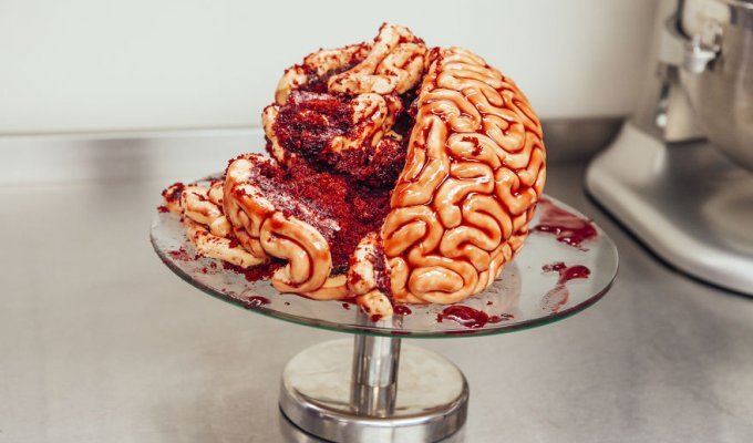 Как сделать на Хэллоуин восхитительно-ужасный торт в виде свежих мозгов (6 фото)