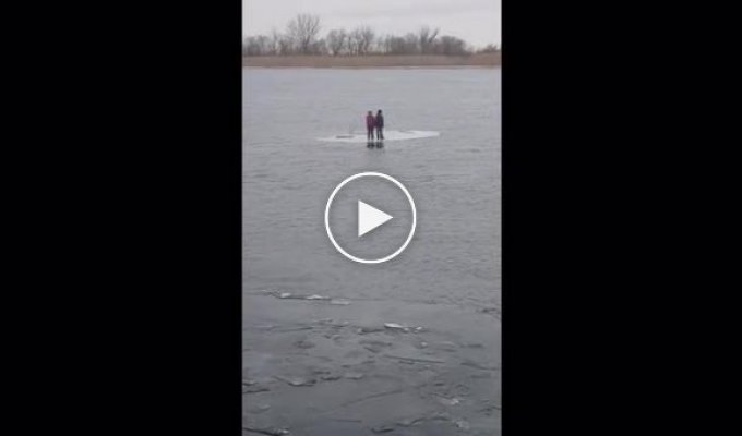 Мальчиков унесло на льдине, но неравнодушный мужчина спас их
