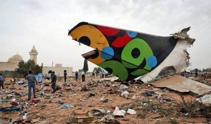 Авиакатастрофа в Триполи (7 фото)